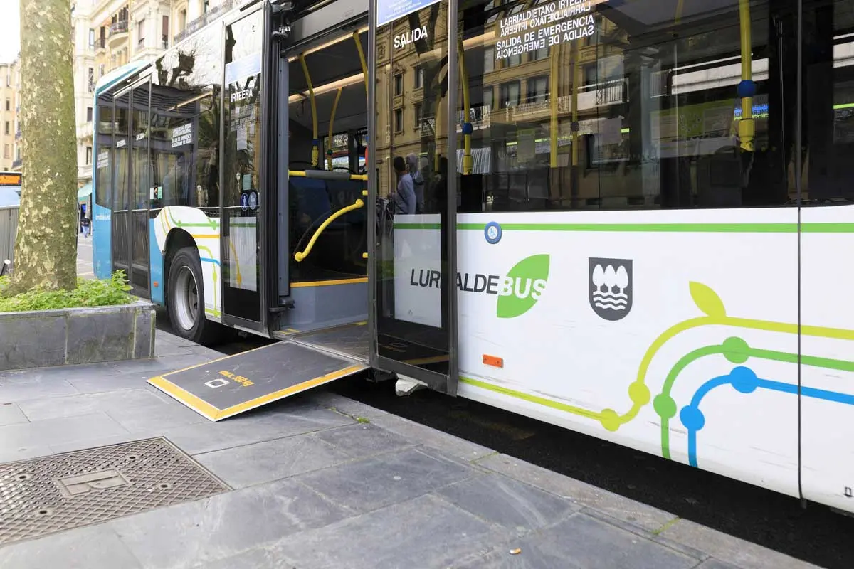 Imagen lateral de la puerta de la mitad del autobús abierta. Rampa desplegada con los extremos de color amarillo y señalizada la capacidad máxima de 350kg.