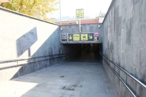 Acceso mediante rampa. Pasamanos a doble altura en ambos lados