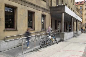 Rampa de acceso a la estación de tren Amara con pasamanos a ambos lados