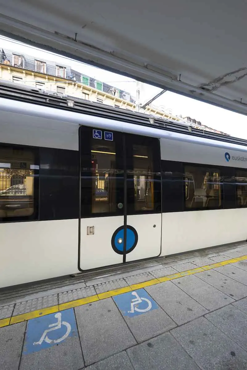 Puerta de acceso adaptado de los vagones de Euskotren
