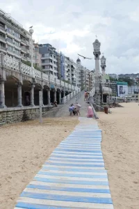 Acceso con rampa adaptado para personas con movilidad reducida a la playa de La Concha