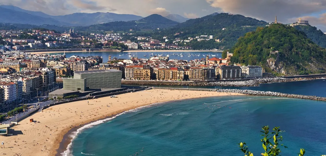 Vista del Kursaal y Playa de la Zurriola