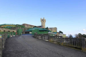 El acceso desde el aparcamiento del Parque de Atracciones Monte Igueldo es accesible