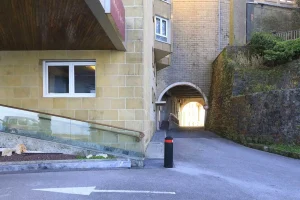 El acceso desde el aparcamiento del Parque de Atracciones Monte Igueldo es accesible