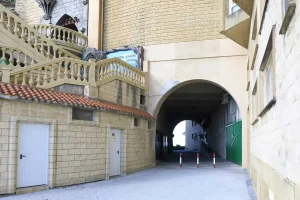 El acceso desde el aparcamiento del Parque de Atracciones Monte Igueldo es accesible
