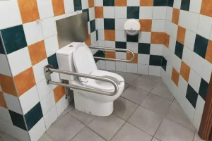 El parque de Atracciones Monte Igueldo dispone de un aseo adaptado junto a la cafetería