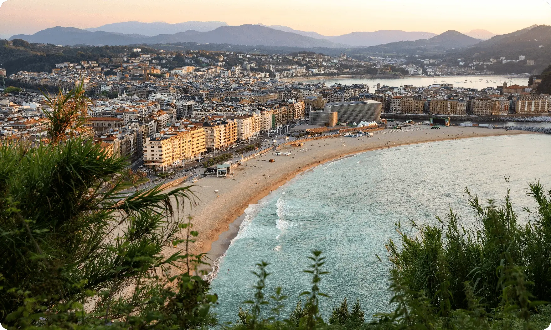 Fotografía de un aterdecer en la ciudad de San sebastián, vista desde el monte Ulía.